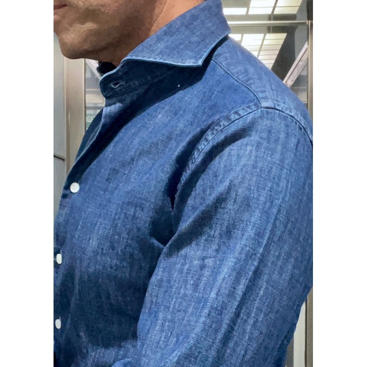 Detalle camisa hombre tejido denim Umberto