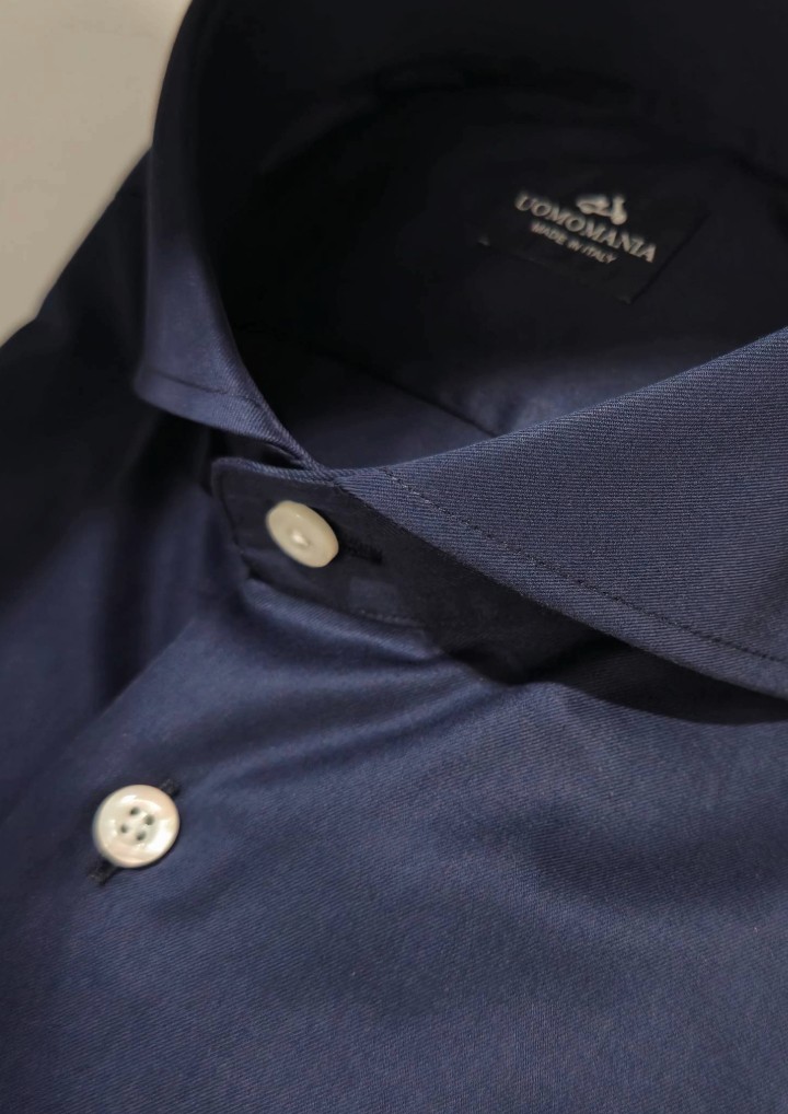 Detalle cuello italiano Camisa azul marino hombre Giorgio