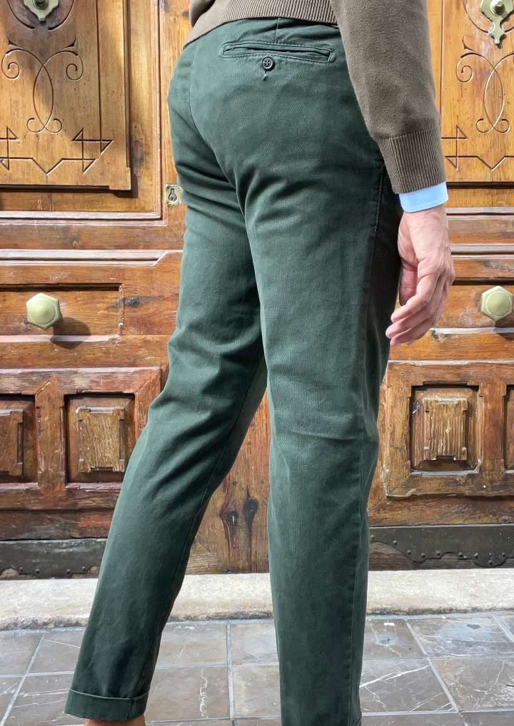 Detalle pantalón chino de hombre modelo Muschio.