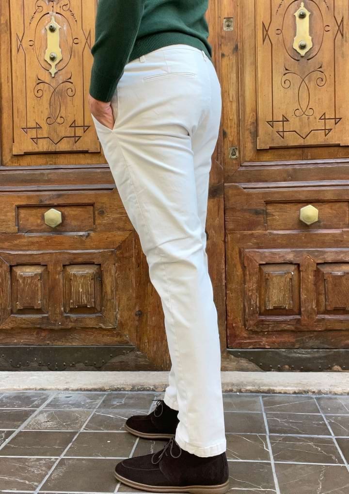 Pantalón hombre blanco nata. Corte chino.