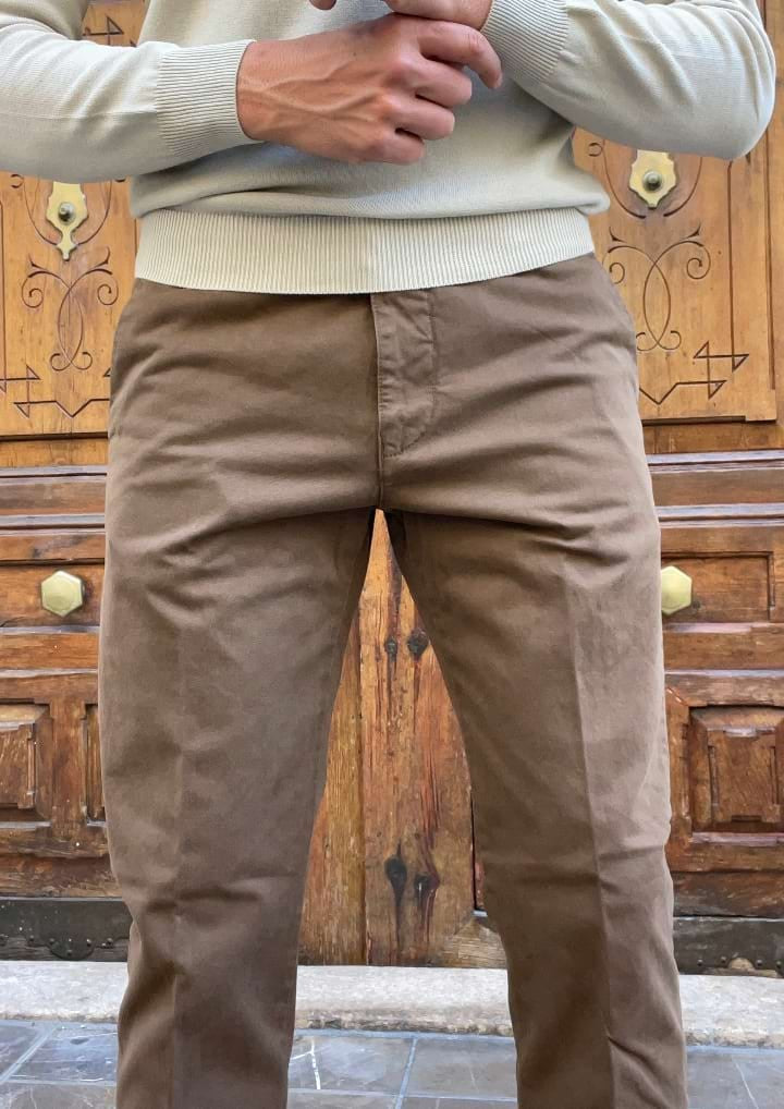 Pantalones hombre corte chino slim fit.