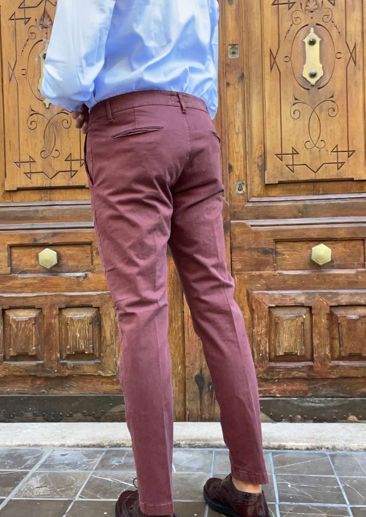 Chinos hombre slim fit color burdeos.