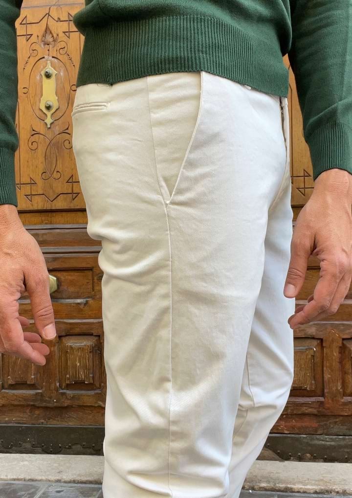 Detalle pantalones chinos hombre Vesuviani blanco nata