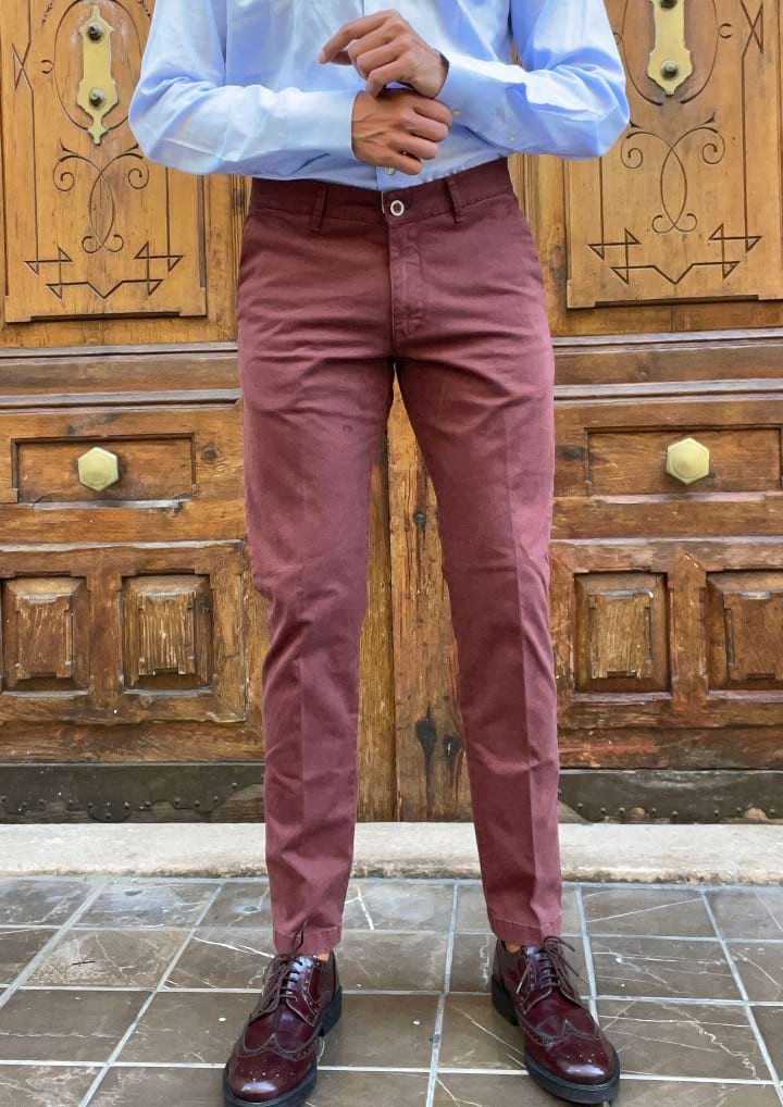 Pantalón hombre corte chino color burdeos