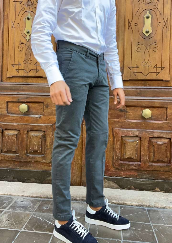 Pantalón chino de hombre gris.