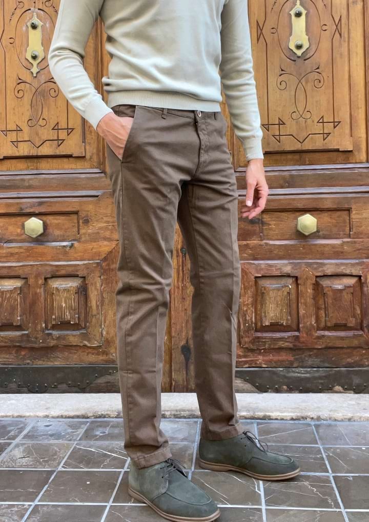 Pantalones chinos para hombre color piedra.