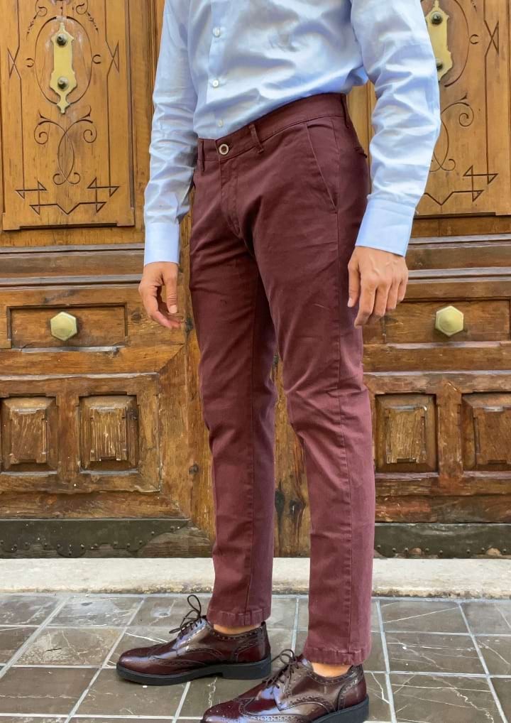 Chinos hombre color burdeos.