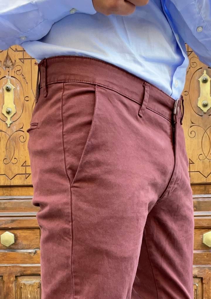 Detalle pantalón hombre corte chino burdeos.