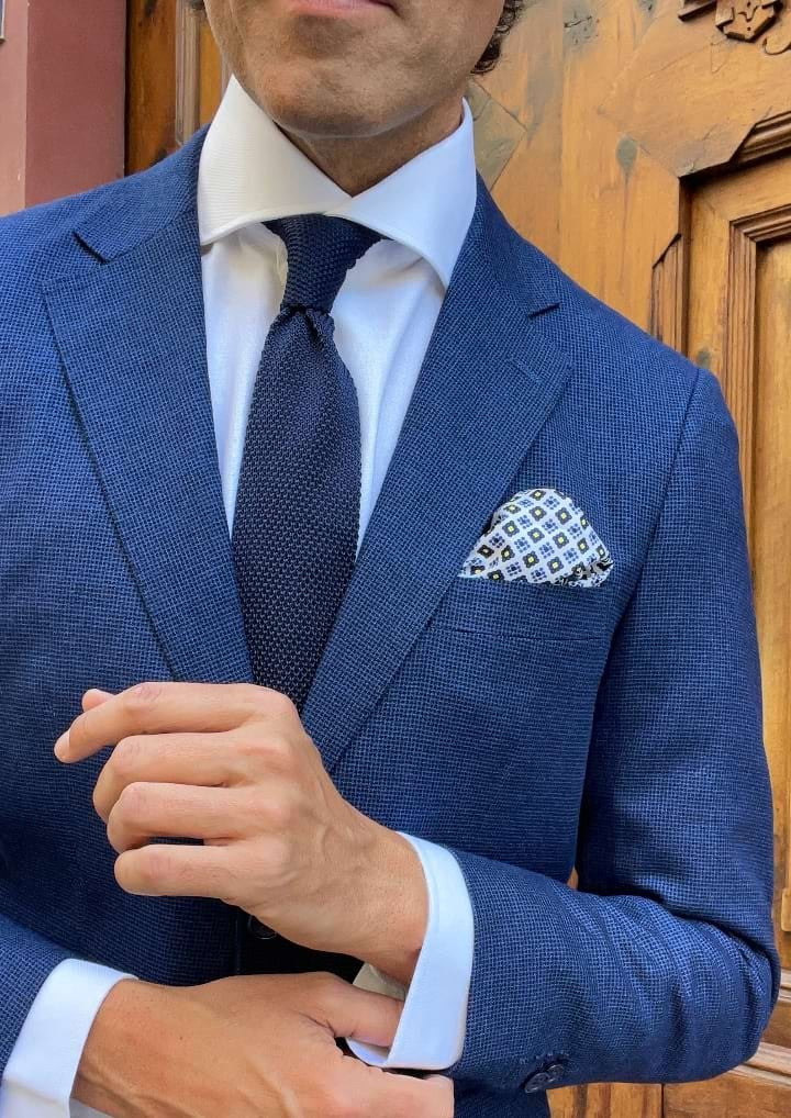 Traje en azul.