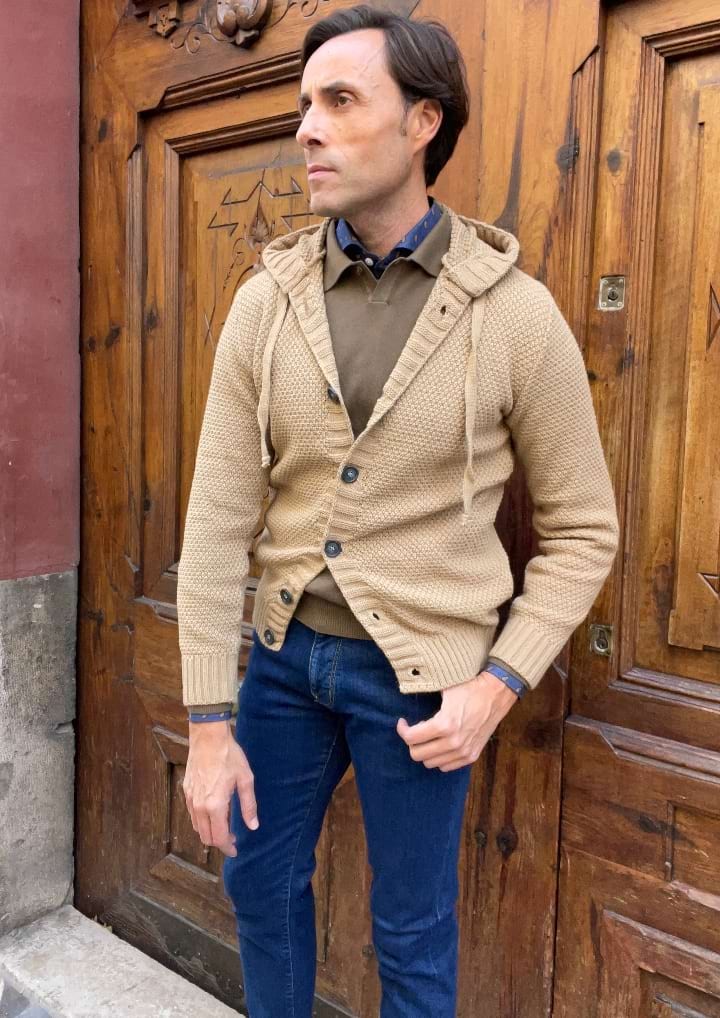 Chaqueta de punto para hombre color camel.