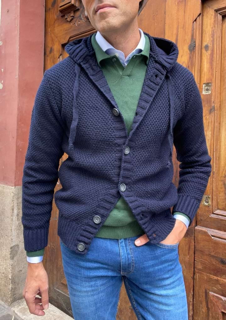 Chaqueta de punto para hombre color azul marino.