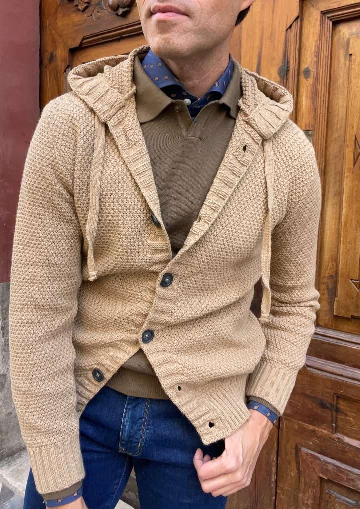 Cárdigan con capucha para hombre. Camel.