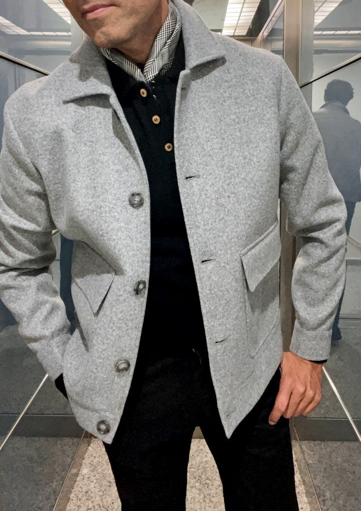 Chaqueta hombre invierno detalle bolsillos Studio gris